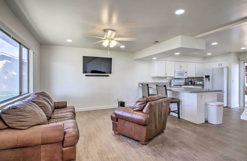 Country Rose House | Comfy Bakersfield Townhome - Fire Pit & Patio