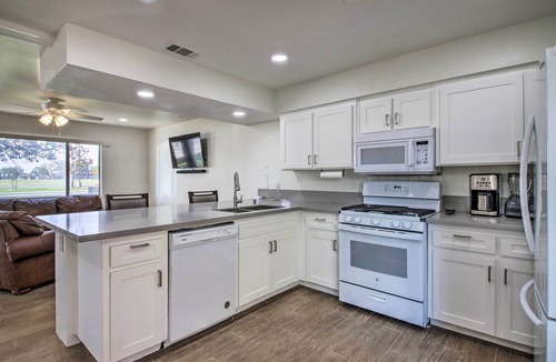 Country Rose House | Comfy Bakersfield Townhome - Fire Pit & Patio