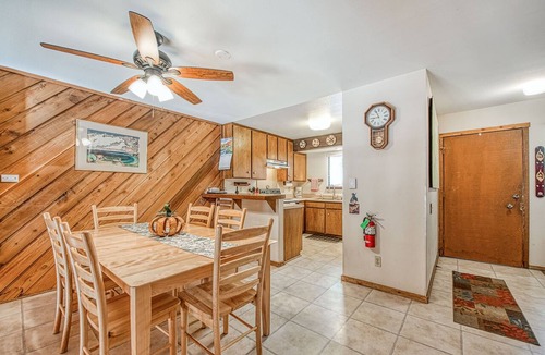 Lakeshore Condo | Comfy condo with Mountain View’s and big deck