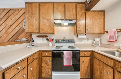 Lakeshore Condo | Comfy condo with Mountain View’s and big deck