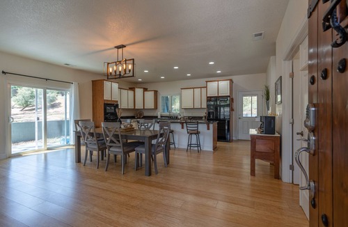 Groveland House | Comfy home, 30 min to Yosemite, fenced in yard, game room, prof decorated!