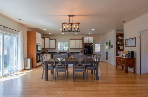 Groveland House | Comfy home, 30 min to Yosemite, fenced in yard, game room, prof decorated!