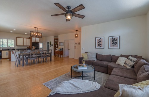 Groveland House | Comfy home, 30 min to Yosemite, fenced in yard, game room, prof decorated!