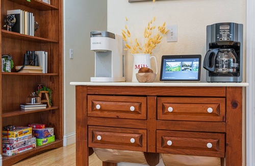 Groveland House | Comfy home, 30 min to Yosemite, fenced in yard, game room, prof decorated!