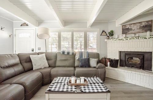 Woodlands House | Comfy Modern Big Bear Cabin