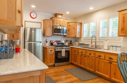 Camarillo Other | Comfy Red Farmhouse gives you Rest and Relaxation