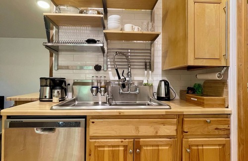 Lagunitas-Forest Knolls Bed & Breakfast | Comfy Studio Near Trails & Beaches