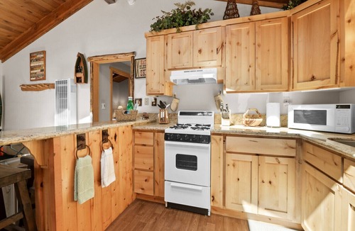 Big Bear Lake House | Comstock Cabin: Big Bear Lake Family & Pet Escape