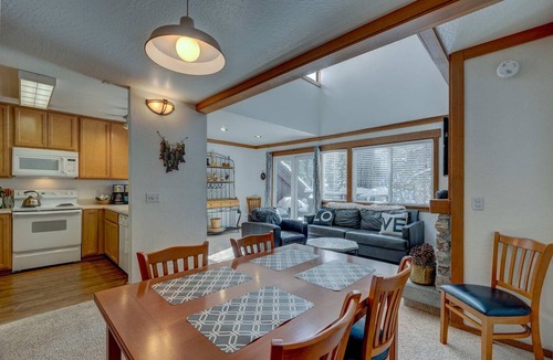 Tahoe Woods Condo | Condo close to ski hill with fireplace, balcony, W&D, hot tub, & pool