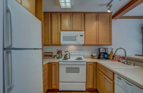 Tahoe Woods Condo | Condo close to ski hill with fireplace, balcony, W&D, hot tub, & pool