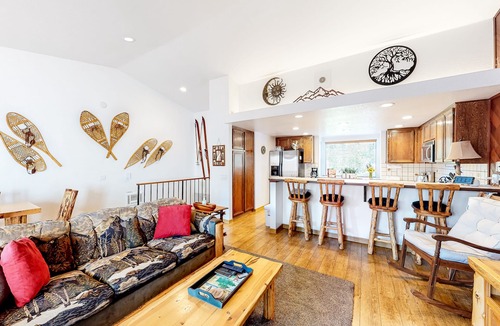 Mammoth Lakes Condo | Condo Less than a Mile from Mammoth Village w/Private Hot Tub & Fireplace