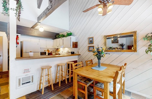 Majestic Pines Condo | Condo near the lifts & golf with access to a pool & hot tub