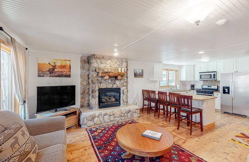 Yosemite National Park House | Condo on the Yosemite boundary with central AC & EV charger