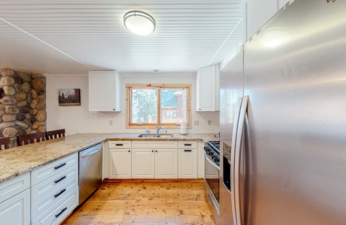 Yosemite National Park House | Condo on the Yosemite boundary with central AC & EV charger