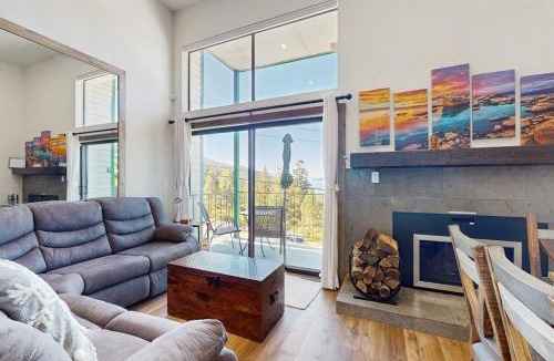 Tahoe Village House | CONDO WITH BEAUTIFUL LAKE VIEW & CLOSE TO STAGE COACH LODGE