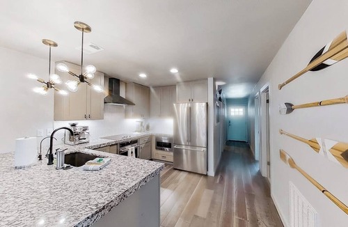 Horseshoe Bay Condo | Contemporary, dog-friendly townhouse with balcony, pool & day docks