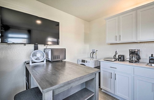 Los Banos Apartment | Contemporary Los Banos Studio < 3 Mi to Dtwn!