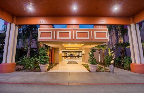 Raisin Hotel | Convenient Fresno Getaway Near Airport and Fresno Art Museum - 3.3 miles