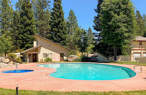 Bass Lake Condo | Convenient home near Bass Lake & Yosemite w/shared pool, hot tub
