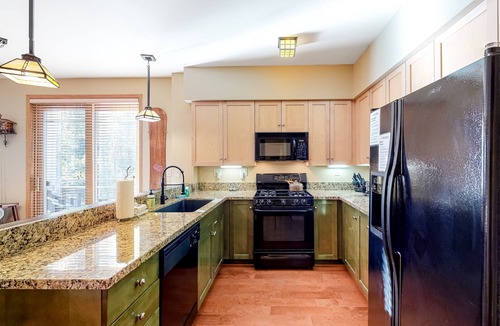 Mammoth Lakes Condo | Convenient mountain getaway with views & on-site golf - near skiing