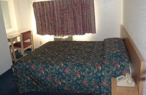 Lake Havasu City Hotel | Convenient Room for Budget Travelers Near Lake Havasu Park, w/Free Parking
