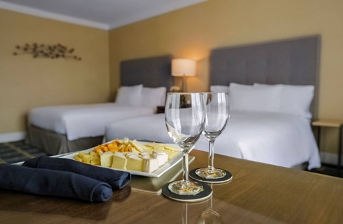 Sunnyvale West Hotel | Convenient Stay, Superb Location, Pool. Pets Allowed, Parking Onsite