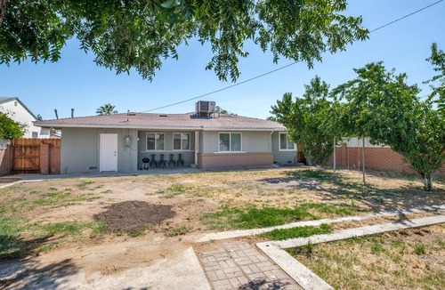 Raisin House | Conveniently located to Airport and Downtown