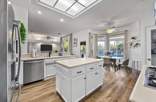 Greenacres House | Corporate & Family Retreat – Seven Oaks Pool Home