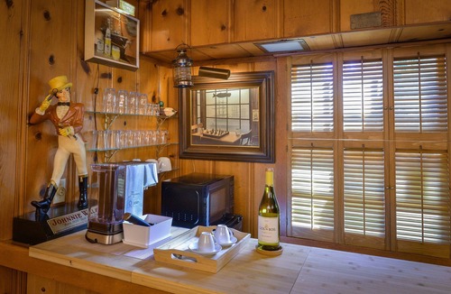 Shepherd Canyon House | Cosy 1950 newly restored home in the woods