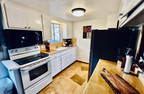 Oakhurst Cabin | Cottage near Yosemite & Bass Lake, Orange Door