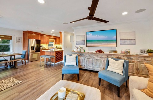 Huntington Beach House | Cottage on 14th - 7 Blocks To Beach, XBOX, Bikes, Pets