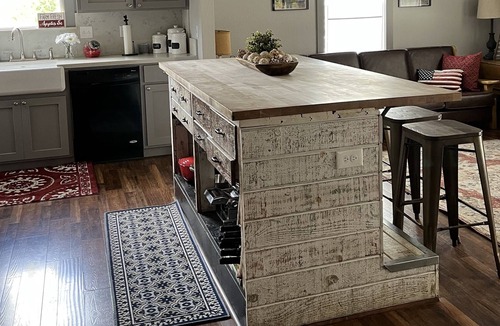 Linden House | Country Farmhouse close to Wineries, Restaurants, & Farm stands