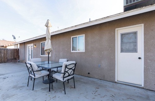 Hanford House | Country Living Retreat | Major cities