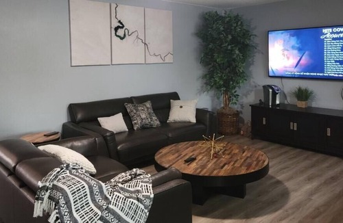 Florin House | 🌾Country Playhouse 1800sqft 2king 2queen1sofa bed Playroom🌾