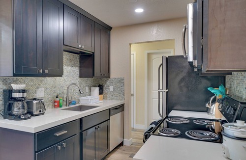 Pleasanton Condo | Couple's Retreat 2 Mi to Dtwn Pleasanton!