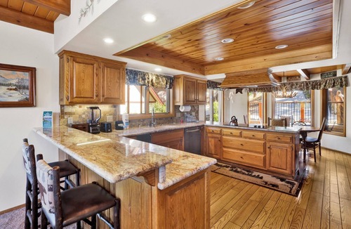 Boulder Bay Cabin | Cove Lakefront Chalet- Hot Tub- Games- Boat Dock