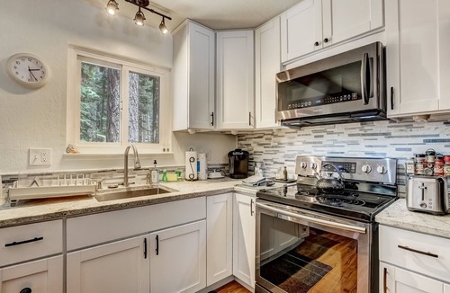 North Upper Truckee Cabin | Coziness Cabin - Remodelled Tahoe Cabin in the Woods!