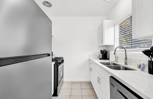 Pico Apartment | Cozy 1-bedroom apartment in terrific Santa Monica AC, WiFi, Free Parking Laundry