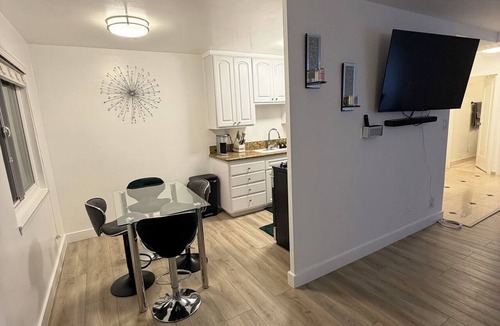 Westwood Apartment | Cozy 1-bedroom apartment with AC in beautiful Los Angeles