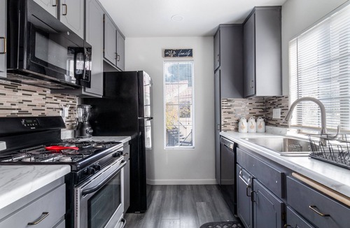Palmdale Condo | Cozy 1 Bedroom Condo Upstairs