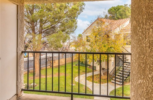 Palmdale Condo | Cozy 1 Bedroom Condo Upstairs