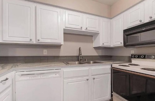 Desert Shores Condo | Cozy 1-bedroom condo in fabulous Las Vegas with AC and gym access near lake.