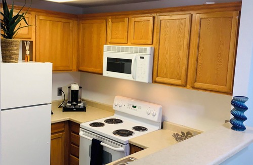 Roosevelt Condo | Cozy 1-bedroom condo with pool, gym, security in downtown Fresno
