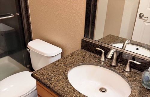 Tracy House | Cozy 1-bedroom house in pleasant Mountainhouse with AC
