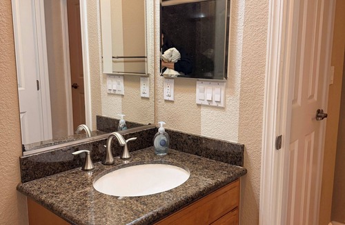 Tracy House | Cozy 1-bedroom house in lovely Mountainhouse with AC