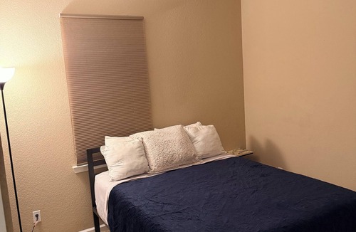 Tracy House | Cozy 1-bedroom house in lovely Mountainhouse with AC