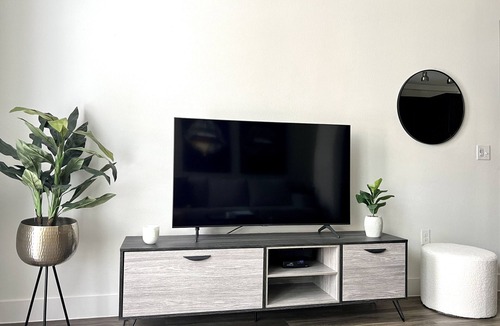 Mid-Wilshire Apartment | Cozy 1-bedroom in Miracle Mile w/tons of amenities!
