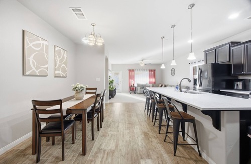 Greenacres House | Cozy 1-bedroom inside house in beautiful Bakersfield with AC