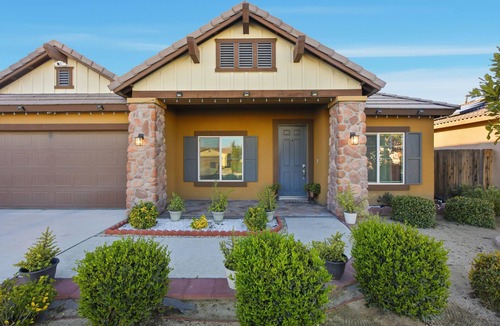 Greenacres House | Cozy 1-bedroom inside house in beautiful Bakersfield with AC