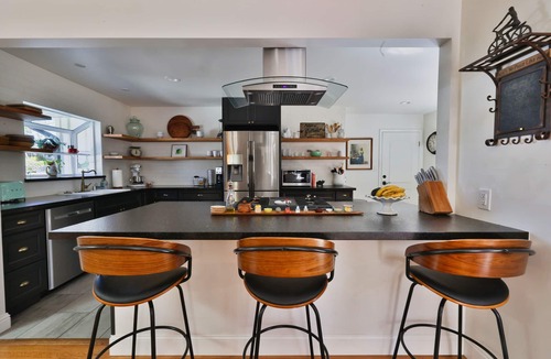 Fair Oaks House | Cozy 1-Bedroom Modern Cottage with Pool & Hot Tub